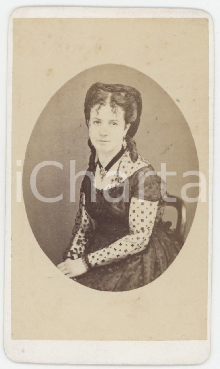 1870 ca VOGHERA (PV) Ritratto di nobildonna seduta *Foto Angelo MENOTTI CDV Fotografia d'epoca, montata su cartoncino morbido. GOOD/buono  Formato: 6x10 cm originale e autentica 1