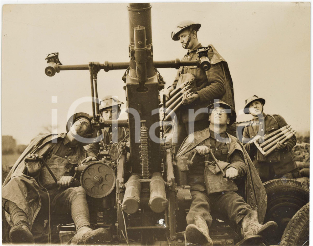 1940 ca FRANCE British anti-aircraft gun crew ready for action - Photo