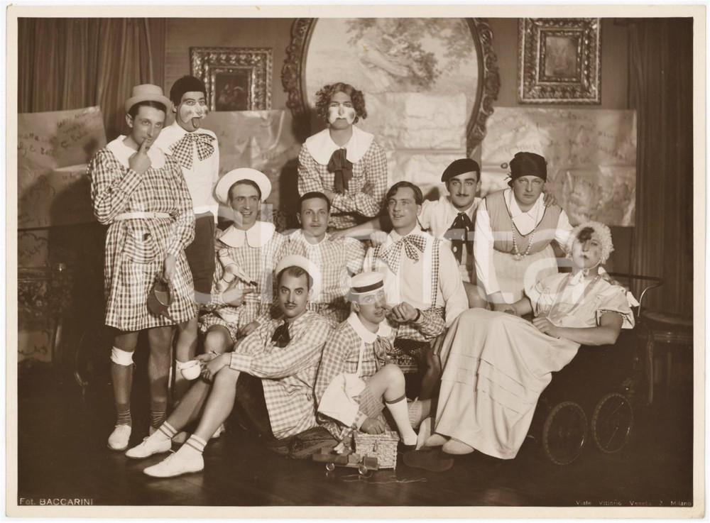 1930 ca MILANO Teatro di varietà - Attori in costumi infantili - Foto 23x17 cm