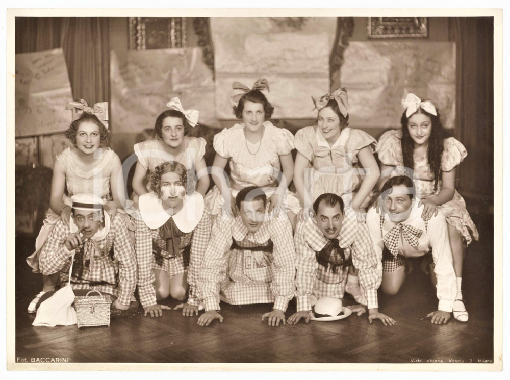 Fotografia d epoca originale 1930 ca MILANO Teatro di varietÃ   Attori in costumi infantili  Foto 23x17 1 1