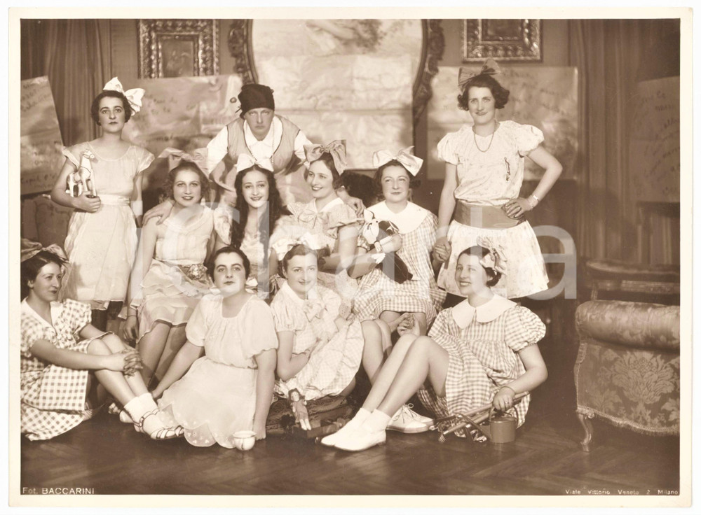 1930 ca MILANO Teatro di varietà - Attori in costumi infantili - Foto 23x17 (2)