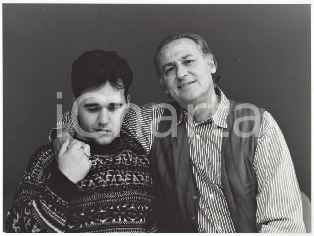 Fotografia d epoca originale 1994 ITALIA  COSTUME Renzo ARBORE Lega del filo d oro  Foto 24x17 cm 1