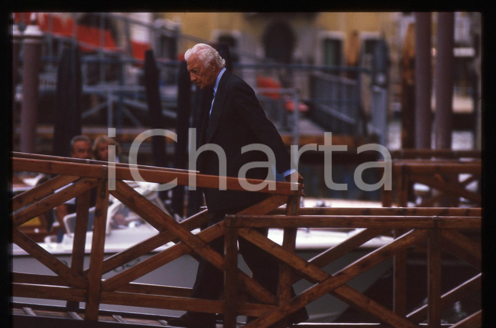 Fotografia d epoca originale 1995ca VENEZIA Gianni AGNELLI ritratto su pontile 35mm vintage slide 1