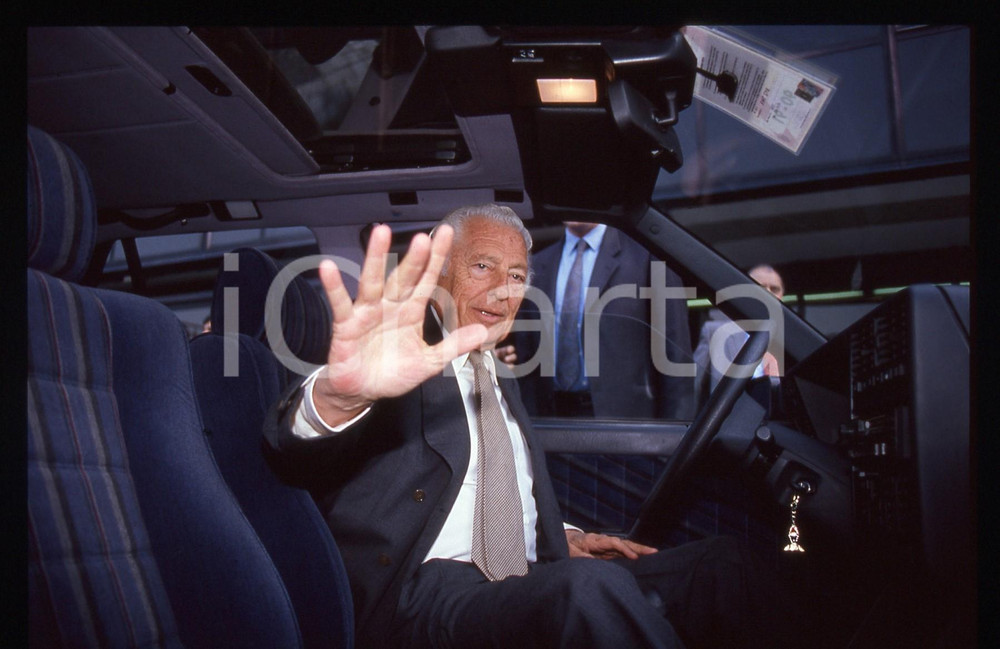 Fotografia d epoca originale 35mm vintage slide 1995ca Gianni AGNELLI si ripara dal flash dei paparazzi 1