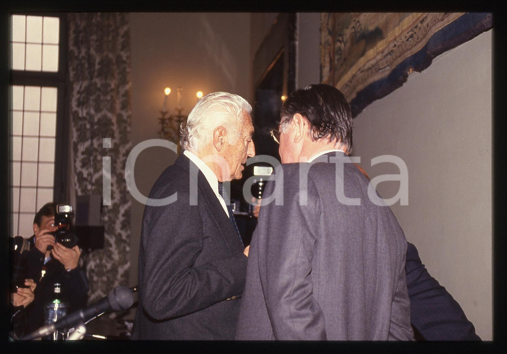 35mm vintage slide* 1995ca Gianni AGNELLI ritratto con paparazzi (1)