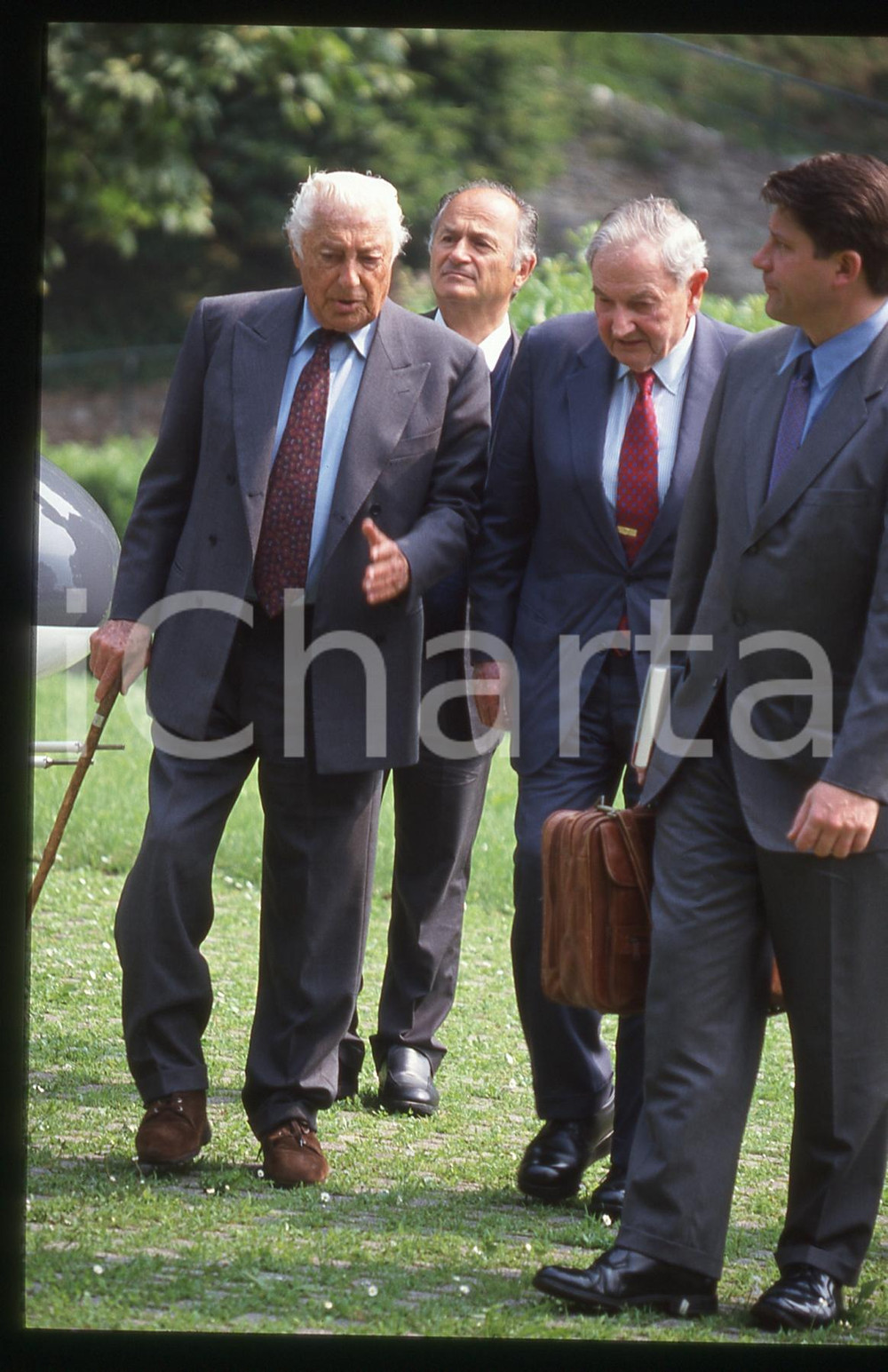 35mm vintage slide* 1995 BILDERBERG Gianni AGNELLI con David ROCKEFELLER (1)   Diapositiva d'epoca, in formato 35 mm. CONDIZIONI: GOOD ICharta mette in vendita, sul negozio eBay e in esclusiva sul sito "icharta" il proprio archivio composto da numerose diapositive e negativi fotografici d'epoca, tutti originali e autentici, che attraversano la storia del costume italiano tra gli la fine degli anni Sessanta e Novanta.Si tratta di uno sguardo inedito sull'attualit&agrave;, la politica, la vita quotidiana, il gossip e la cultura, che fotografa il cambiamento della nazione in quest'ultimo scorcio del XX secolo. Un'occasione unica per il mercato del collezionismo, che vede finalmente disponibile un archivio eccezionale per vastit&agrave;, tematiche e condizioni, in un settore (il negativo fotografico e la diapositiva) di assoluta novit&agrave; e dalle interessanti prospettive di investimento.  originale e autentica 1