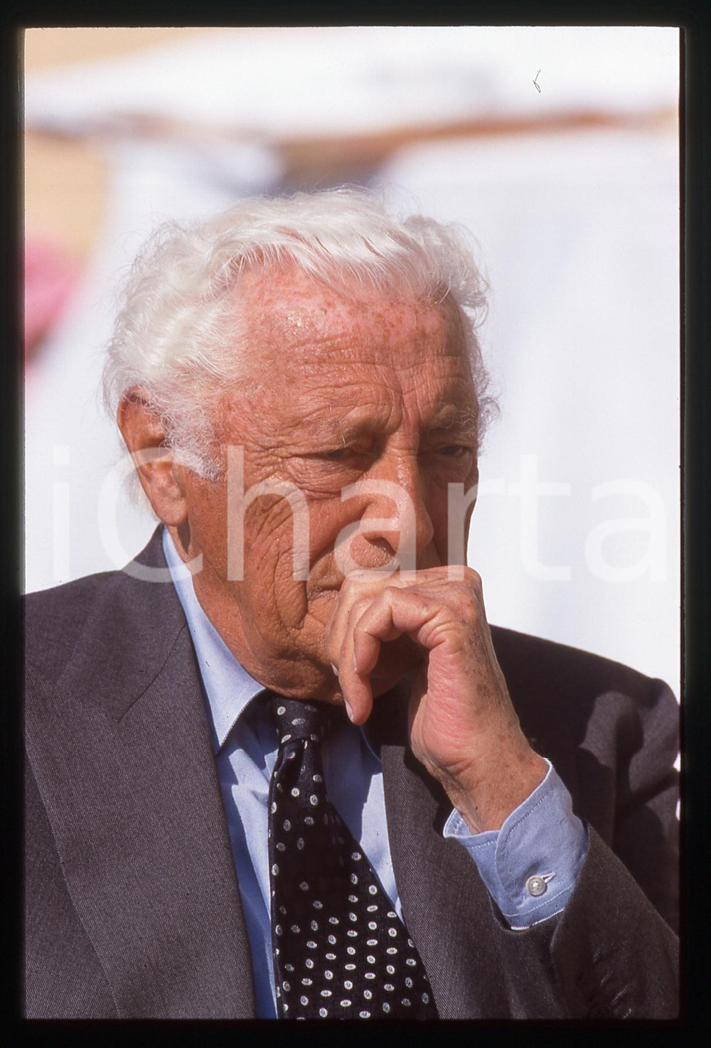 35mm vintage slide* 1995ca CERNOBBIO VILLA D'ESTE Ritratto Gianni AGNELLI (1)   Diapositiva d'epoca, in formato 35 mm. CONDIZIONI: GOOD ICharta mette in vendita, sul negozio eBay e in esclusiva sul sito "icharta" il proprio archivio composto da numerose diapositive e negativi fotografici d'epoca, tutti originali e autentici, che attraversano la storia del costume italiano tra gli la fine degli anni Sessanta e Novanta.Si tratta di uno sguardo inedito sull'attualit&agrave;, la politica, la vita quotidiana, il gossip e la cultura, che fotografa il cambiamento della nazione in quest'ultimo scorcio del XX secolo. Un'occasione unica per il mercato del collezionismo, che vede finalmente disponibile un archivio eccezionale per vastit&agrave;, tematiche e condizioni, in un settore (il negativo fotografico e la diapositiva) di assoluta novit&agrave; e dalle interessanti prospettive di investimento.     originale e autentica 1