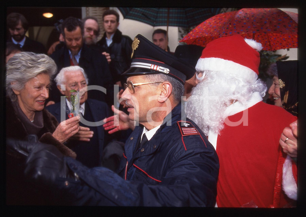 35mm vintage slide* 1995ca Gianni AGNELLI incrocia BABBO NATALE   Diapositiva d'epoca, in formato 35 mm. CONDIZIONI: GOOD ICharta mette in vendita, sul negozio eBay e in esclusiva sul sito "icharta" il proprio archivio composto da numerose diapositive e negativi fotografici d'epoca, tutti originali e autentici, che attraversano la storia del costume italiano tra gli la fine degli anni Sessanta e Novanta.Si tratta di uno sguardo inedito sull'attualit&agrave;, la politica, la vita quotidiana, il gossip e la cultura, che fotografa il cambiamento della nazione in quest'ultimo scorcio del XX secolo. Un'occasione unica per il mercato del collezionismo, che vede finalmente disponibile un archivio eccezionale per vastit&agrave;, tematiche e condizioni, in un settore (il negativo fotografico e la diapositiva) di assoluta novit&agrave; e dalle interessanti prospettive di investimento.  originale e autentica 1
