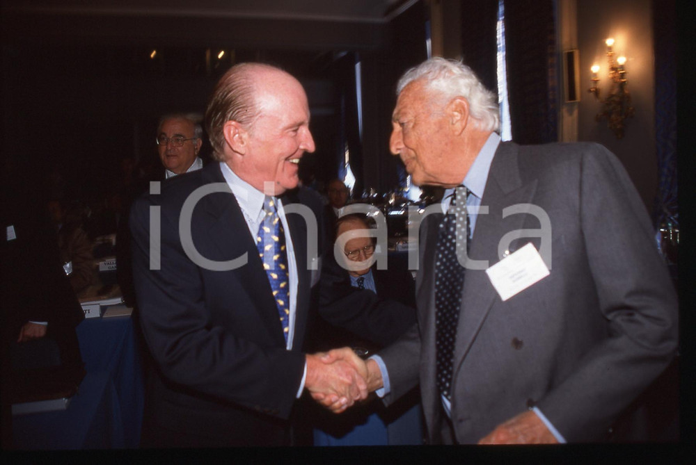 35mm vintage slide* 1995ca Stretta di mano tra Gianni AGNELLI e Jack WELCH   Diapositiva d'epoca, in formato 35 mm. CONDIZIONI: GOOD ICharta mette in vendita, sul negozio eBay e in esclusiva sul sito "icharta" il proprio archivio composto da numerose diapositive e negativi fotografici d'epoca, tutti originali e autentici, che attraversano la storia del costume italiano tra gli la fine degli anni Sessanta e Novanta.Si tratta di uno sguardo inedito sull'attualit&agrave;, la politica, la vita quotidiana, il gossip e la cultura, che fotografa il cambiamento della nazione in quest'ultimo scorcio del XX secolo. Un'occasione unica per il mercato del collezionismo, che vede finalmente disponibile un archivio eccezionale per vastit&agrave;, tematiche e condizioni, in un settore (il negativo fotografico e la diapositiva) di assoluta novit&agrave; e dalle interessanti prospettive di investimento.  originale e autentica 1