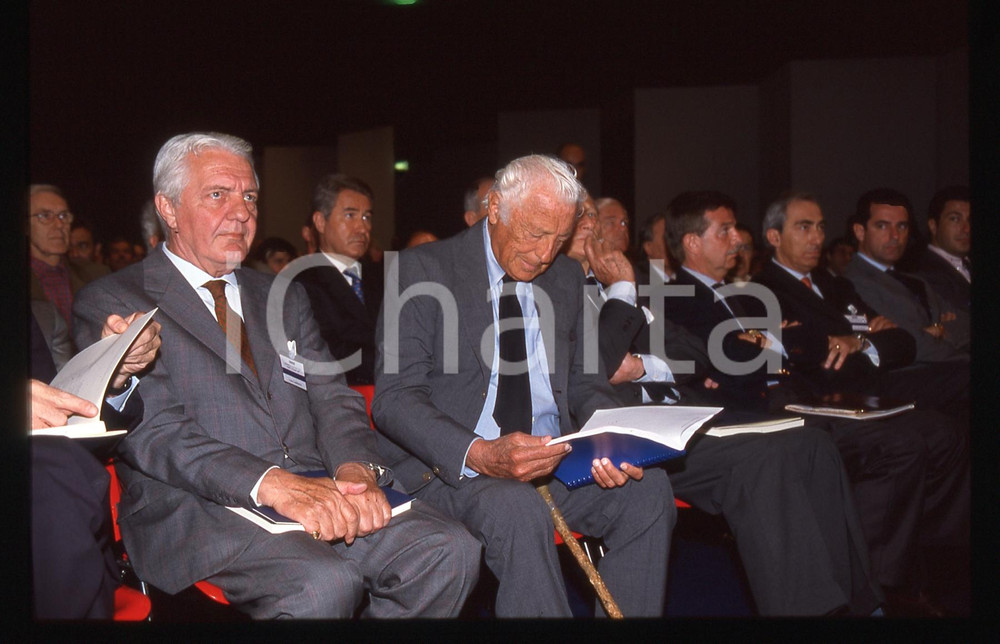 35mm vintage slide* 1995ca Gianni AGNELLI ritratto ad una conferenza   Diapositiva d'epoca, in formato 35 mm. CONDIZIONI: GOOD ICharta mette in vendita, sul negozio eBay e in esclusiva sul sito "icharta" il proprio archivio composto da numerose diapositive e negativi fotografici d'epoca, tutti originali e autentici, che attraversano la storia del costume italiano tra gli la fine degli anni Sessanta e Novanta.Si tratta di uno sguardo inedito sull'attualit&agrave;, la politica, la vita quotidiana, il gossip e la cultura, che fotografa il cambiamento della nazione in quest'ultimo scorcio del XX secolo. Un'occasione unica per il mercato del collezionismo, che vede finalmente disponibile un archivio eccezionale per vastit&agrave;, tematiche e condizioni, in un settore (il negativo fotografico e la diapositiva) di assoluta novit&agrave; e dalle interessanti prospettive di investimento.  originale e autentica 1