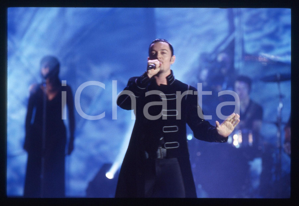 35mm vintage slide* 1990ca Pascal OBISPO si esibisce durante un concerto (1)  Diapositiva d'epoca, in formato 35 mm. CONDIZIONI: GOOD ICharta mette in vendita, sul negozio eBay e in esclusiva sul sito "icharta" il proprio archivio composto da numerose diapositive e negativi fotografici d'epoca, tutti originali e autentici, che attraversano la storia del costume italiano tra gli la fine degli anni Sessanta e Novanta.Si tratta di uno sguardo inedito sull'attualit&agrave;, la politica, la vita quotidiana, il gossip e la cultura, che fotografa il cambiamento della nazione in quest'ultimo scorcio del XX secolo. Un'occasione unica per il mercato del collezionismo, che vede finalmente disponibile un archivio eccezionale per vastit&agrave;, tematiche e condizioni, in un settore (il negativo fotografico e la diapositiva) di assoluta novit&agrave; e dalle interessanti prospettive di investimento.  originale e autentica 1