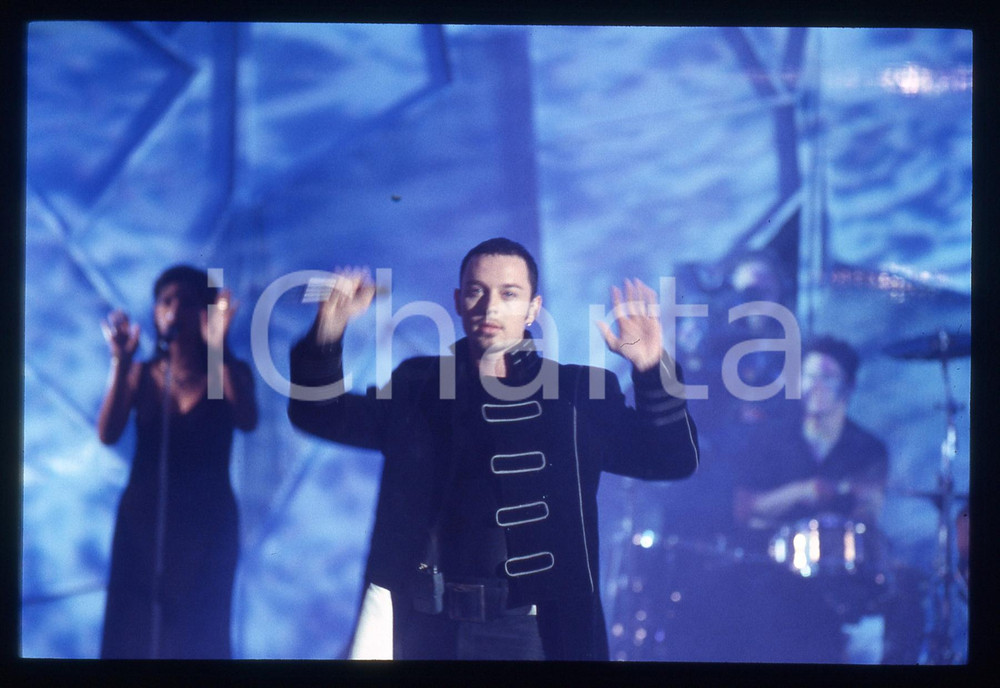 35mm vintage slide* 1990ca Pascal OBISPO si esibisce durante un concerto (2)  Diapositiva d'epoca, in formato 35 mm. CONDIZIONI: GOOD ICharta mette in vendita, sul negozio eBay e in esclusiva sul sito "icharta" il proprio archivio composto da numerose diapositive e negativi fotografici d'epoca, tutti originali e autentici, che attraversano la storia del costume italiano tra gli la fine degli anni Sessanta e Novanta.Si tratta di uno sguardo inedito sull'attualit&agrave;, la politica, la vita quotidiana, il gossip e la cultura, che fotografa il cambiamento della nazione in quest'ultimo scorcio del XX secolo. Un'occasione unica per il mercato del collezionismo, che vede finalmente disponibile un archivio eccezionale per vastit&agrave;, tematiche e condizioni, in un settore (il negativo fotografico e la diapositiva) di assoluta novit&agrave; e dalle interessanti prospettive di investimento.  originale e autentica 1