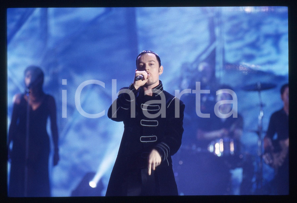 35mm vintage slide* 1990ca ITALIA Pascal OBISPO durante un concerto (3)  Diapositiva d'epoca, in formato 35 mm. CONDIZIONI: GOOD ICharta mette in vendita, sul negozio eBay e in esclusiva sul sito "icharta" il proprio archivio composto da numerose diapositive e negativi fotografici d'epoca, tutti originali e autentici, che attraversano la storia del costume italiano tra gli la fine degli anni Sessanta e Novanta.Si tratta di uno sguardo inedito sull'attualit&agrave;, la politica, la vita quotidiana, il gossip e la cultura, che fotografa il cambiamento della nazione in quest'ultimo scorcio del XX secolo. Un'occasione unica per il mercato del collezionismo, che vede finalmente disponibile un archivio eccezionale per vastit&agrave;, tematiche e condizioni, in un settore (il negativo fotografico e la diapositiva) di assoluta novit&agrave; e dalle interessanti prospettive di investimento.  originale e autentica 1