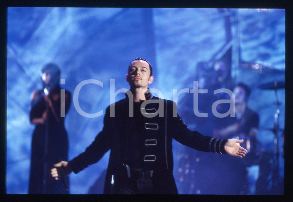 35mm vintage slide* 1990ca ITALIA Pascal OBISPO durante un concerto (5)  Diapositiva d'epoca, in formato 35 mm. CONDIZIONI: GOOD ICharta mette in vendita, sul negozio eBay e in esclusiva sul sito "icharta" il proprio archivio composto da numerose diapositive e negativi fotografici d'epoca, tutti originali e autentici, che attraversano la storia del costume italiano tra gli la fine degli anni Sessanta e Novanta.Si tratta di uno sguardo inedito sull'attualit&agrave;, la politica, la vita quotidiana, il gossip e la cultura, che fotografa il cambiamento della nazione in quest'ultimo scorcio del XX secolo. Un'occasione unica per il mercato del collezionismo, che vede finalmente disponibile un archivio eccezionale per vastit&agrave;, tematiche e condizioni, in un settore (il negativo fotografico e la diapositiva) di assoluta novit&agrave; e dalle interessanti prospettive di investimento.  originale e autentica 1
