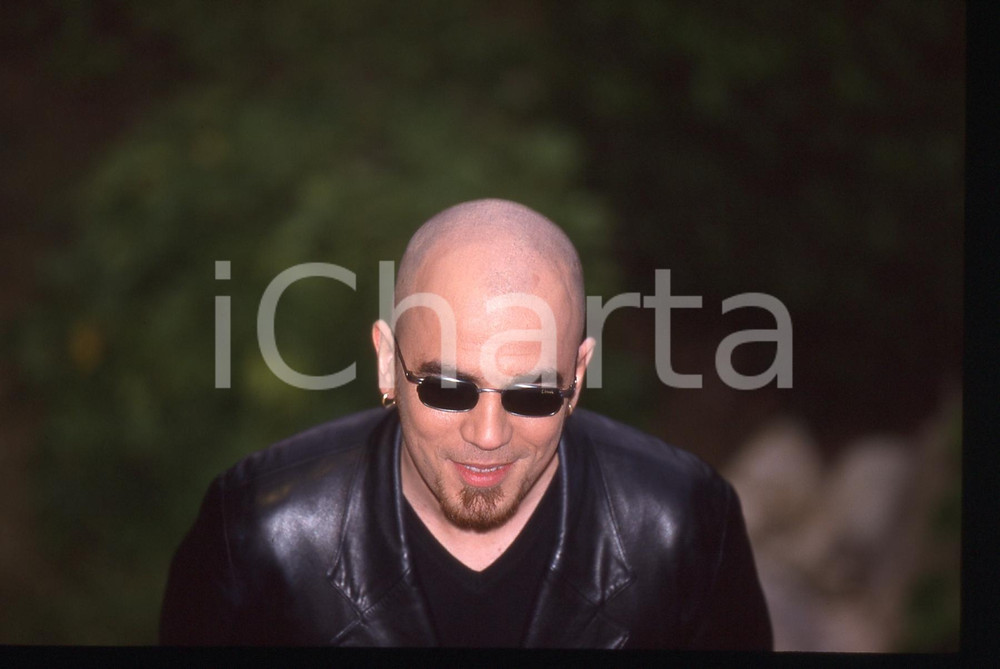 35mm vintage slide* 2000ca Ritratto di Pascal OBISPO (1)  Diapositiva originale d'epoca, in formato 35 mm. CONDIZIONI: GOOD ICharta mette in vendita, sul negozio eBay e in esclusiva sul sito "icharta" il proprio archivio composto da numerose diapositive e negativi fotografici d'epoca, tutti originali e autentici, che attraversano la storia del costume italiano tra gli la fine degli anni Sessanta e Novanta.Si tratta di uno sguardo inedito sull'attualità, la politica, la vita quotidiana, il gossip e la cultura, che fotografa il cambiamento della nazione in quest'ultimo scorcio del XX secolo. Un'occasione unica per il mercato del collezionismo, che vede finalmente disponibile un archivio eccezionale per vastità, tematiche e condizioni, in un settore (il negativo fotografico e la diapositiva) di assoluta novità e dalle interessanti prospettive di investimento.  originale e autentica 1