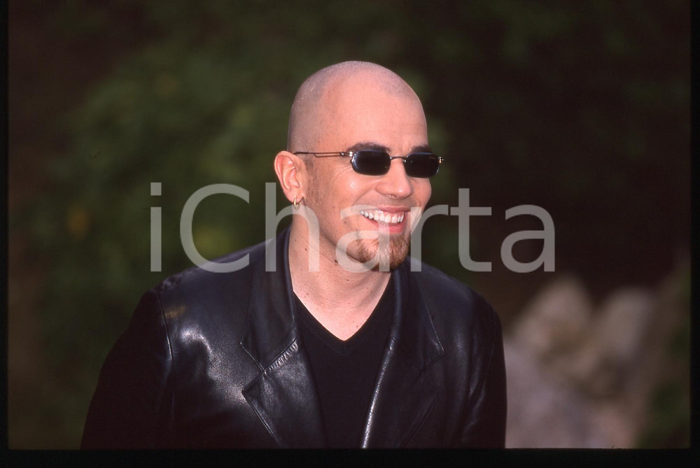 35mm vintage slide* 2000ca Ritratto di Pascal OBISPO (2)  Diapositiva originale d'epoca, in formato 35 mm. CONDIZIONI: GOOD ICharta mette in vendita, sul negozio eBay e in esclusiva sul sito "icharta" il proprio archivio composto da numerose diapositive e negativi fotografici d'epoca, tutti originali e autentici, che attraversano la storia del costume italiano tra gli la fine degli anni Sessanta e Novanta.Si tratta di uno sguardo inedito sull'attualità, la politica, la vita quotidiana, il gossip e la cultura, che fotografa il cambiamento della nazione in quest'ultimo scorcio del XX secolo. Un'occasione unica per il mercato del collezionismo, che vede finalmente disponibile un archivio eccezionale per vastità, tematiche e condizioni, in un settore (il negativo fotografico e la diapositiva) di assoluta novità e dalle interessanti prospettive di investimento.  originale e autentica 1