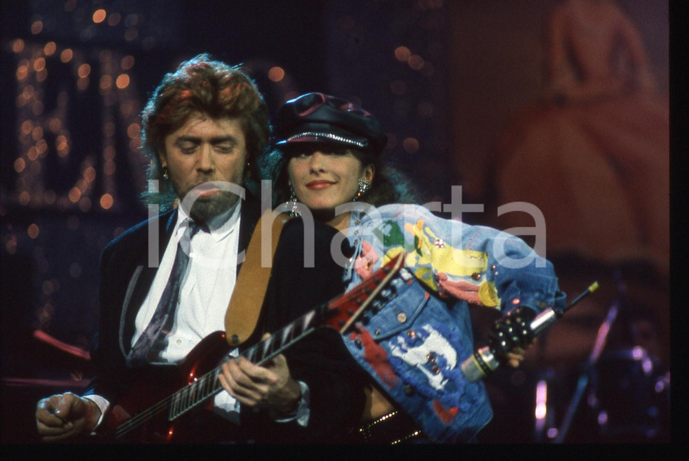 Fotografia d epoca originale 35mm vintage slide 1990ca Sabrina SALERNO con Nico DI PALO sul palco 1 1