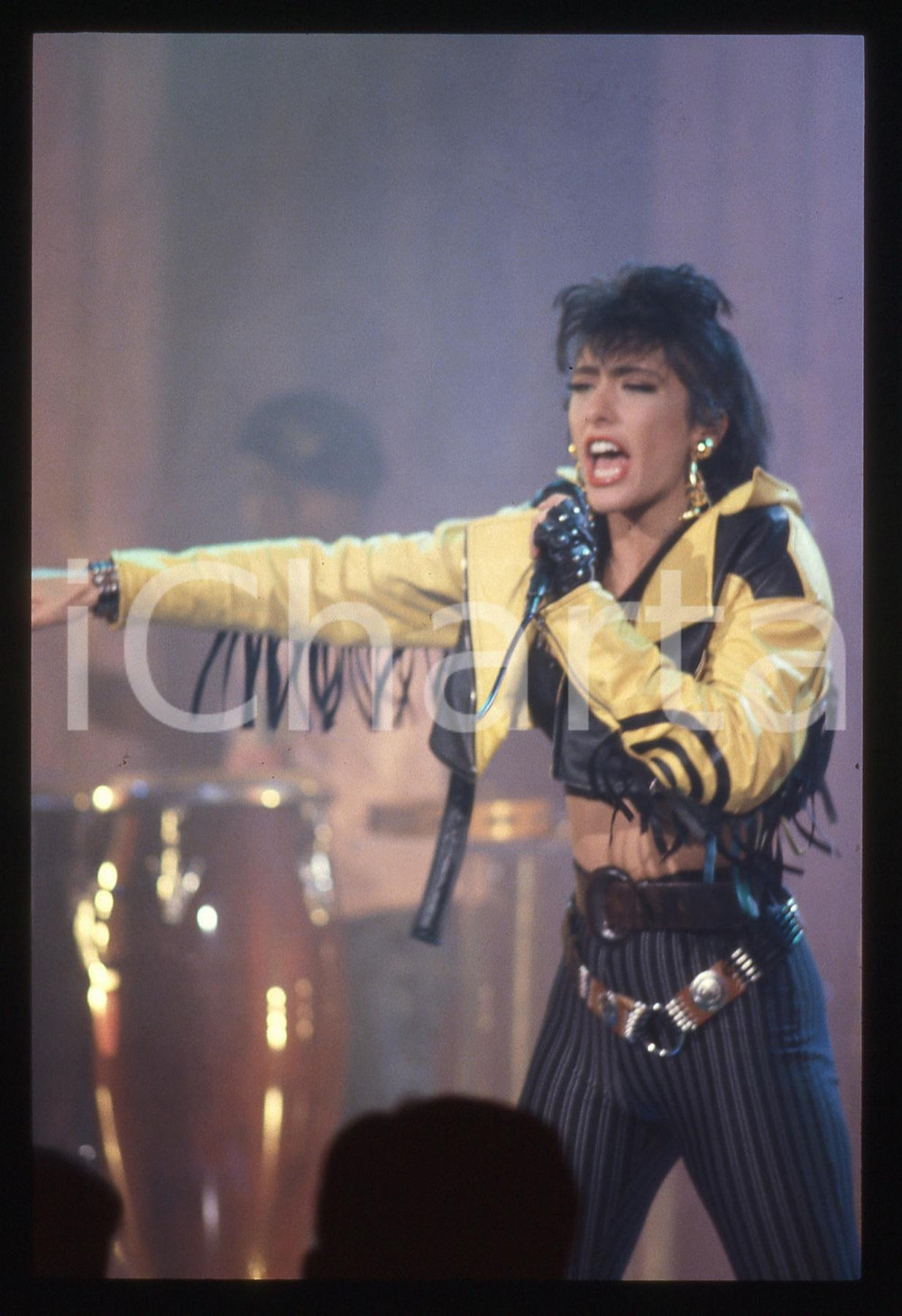 35mm vintage slide* 1990ca Sabrina SALERNO in concerto (7) Diapositiva d'epoca, in formato 35 mm. CONDIZIONI: GOODE' severamente vietata la riproduzione. Tutti i diritti sono riservati. ICharta mette in vendita, sul negozio eBay e in esclusiva sul sito "icharta" il proprio archivio composto da numerose diapositive e negativi fotografici d'epoca, tutti originali e autentici, che attraversano la storia del costume italiano tra gli la fine degli anni Sessanta e Novanta.Si tratta di uno sguardo inedito sull'attualit&agrave;, la politica, la vita quotidiana, il gossip e la cultura, che fotografa il cambiamento della nazione in quest'ultimo scorcio del XX secolo. Un'occasione unica per il mercato del collezionismo, che vede finalmente disponibile un archivio eccezionale per vastit&agrave;, tematiche e condizioni, in un settore (il negativo fotografico e la diapositiva) di assoluta novit&agrave; e dalle interessanti prospettive di investimento.  originale e autentica 1