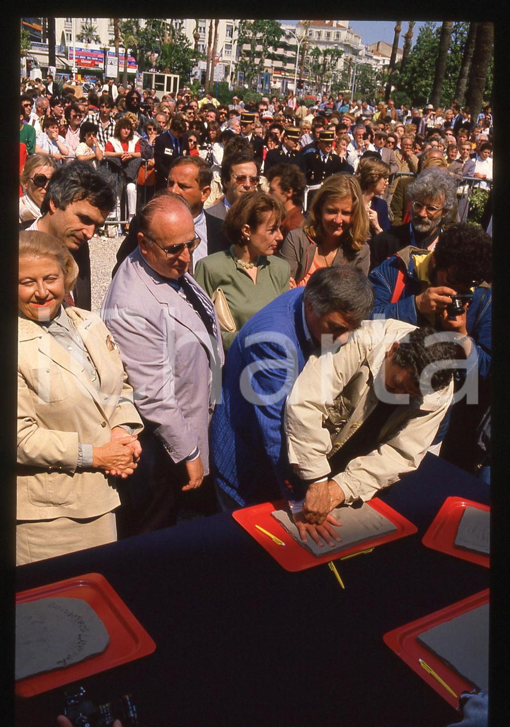 35mm vintage slide* 1985 CANNES Mauro BOLOGNINI rito impronta della mano (1) Diapositiva d'epoca, in formato 35 mm. CONDIZIONI: GOODE' severamente vietata la riproduzione. Tutti i diritti sono riservati. ICharta mette in vendita, sul negozio eBay e in esclusiva sul sito "icharta" il proprio archivio composto da numerose diapositive e negativi fotografici d'epoca, tutti originali e autentici, che attraversano la storia del costume italiano tra gli la fine degli anni Sessanta e Novanta.Si tratta di uno sguardo inedito sull'attualit&agrave;, la politica, la vita quotidiana, il gossip e la cultura, che fotografa il cambiamento della nazione in quest'ultimo scorcio del XX secolo. Un'occasione unica per il mercato del collezionismo, che vede finalmente disponibile un archivio eccezionale per vastit&agrave;, tematiche e condizioni, in un settore (il negativo fotografico e la diapositiva) di assoluta novit&agrave; e dalle interessanti prospettive di investimento.  originale e autentica 1