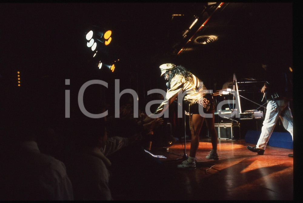Fotografia d epoca originale 35mm vintage slide 1990ca Sabrina SALERNO in concerto 115 1