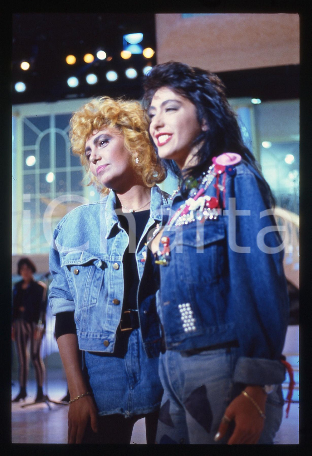 Fotografia d epoca originale 35mm vintage slide 1990ca Sabrina SALERNO con Loredana BERTE 1