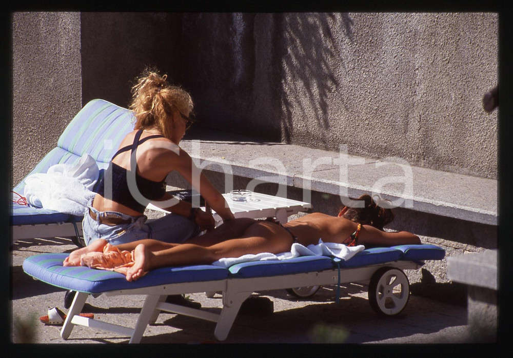 35mm vintage slide* 1990ca Sabrina SALERNO ritratta durante un massaggio (10)