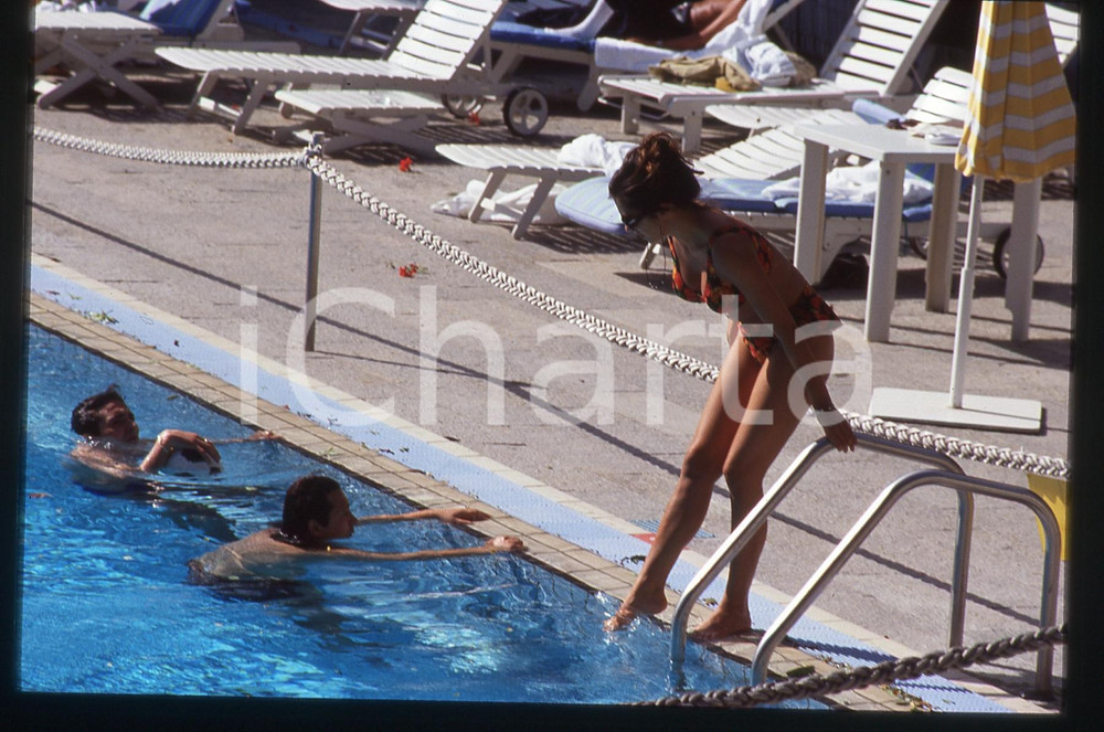 35mm vintage slide* 1990ca Sabrina SALERNO ritratta in piscina (92)