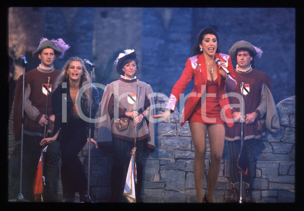 Fotografia d epoca originale 35mm vintage slide 1990ca ritratto di Sabrina SALERNO durante uno show 3 1