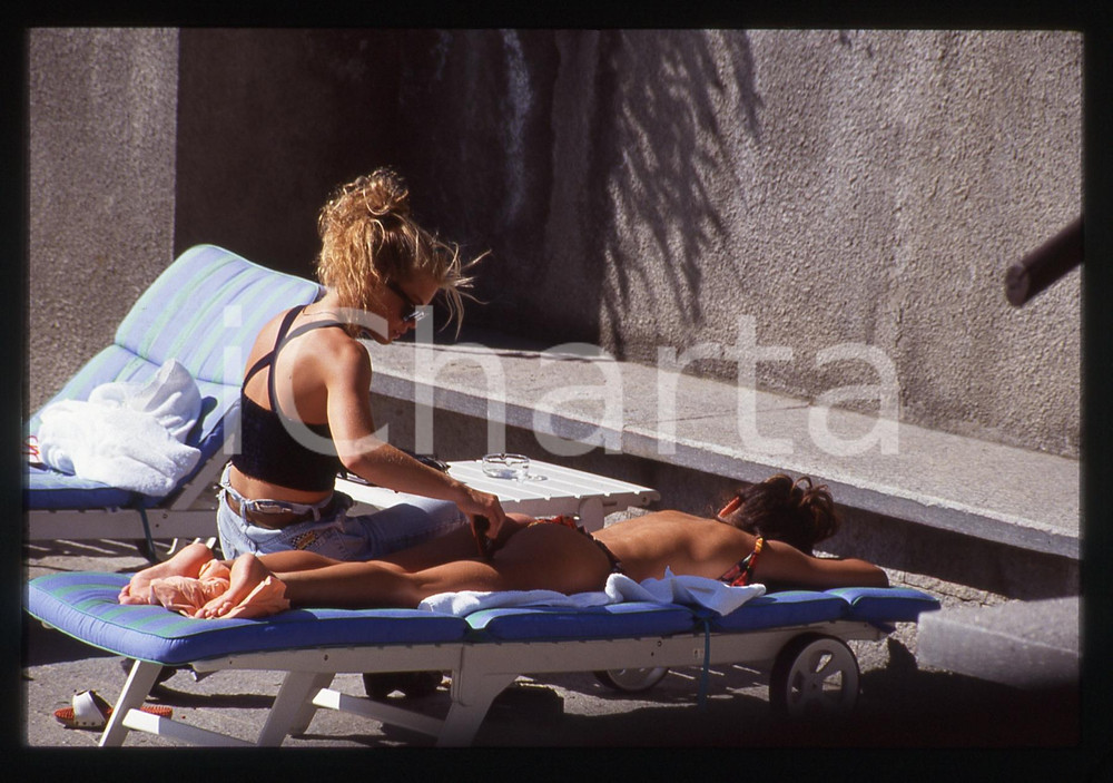 35mm vintage slide* 1990ca Sabrina SALERNO ritratta durante un massaggio (22)