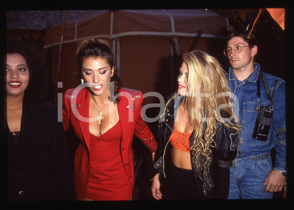 Fotografia d epoca originale 35mm vintage slide 1990ca Sabrina SALERNO con il suo staff 9 1