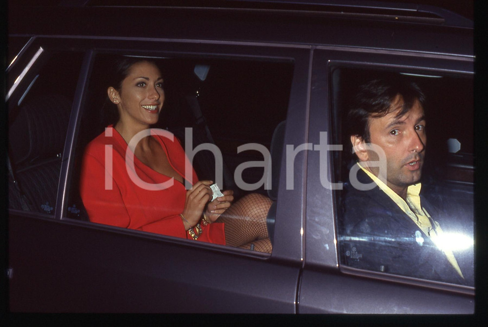 Fotografia d epoca originale 35mm vintage slide 1990ca Sabrina SALERNO paparazzata in auto  1 1