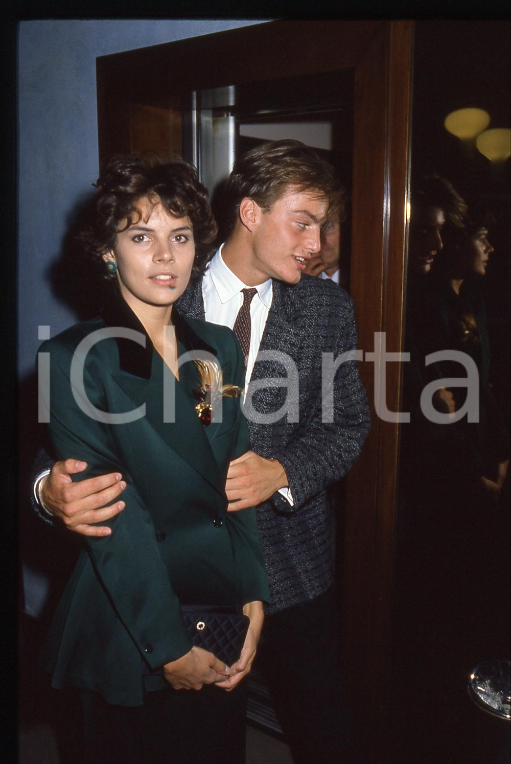 Fotografia d'epoca originale 35mm vintage slide* 1985ca Tahnee WELCH ritratta con il compagno, gossip (2) 1