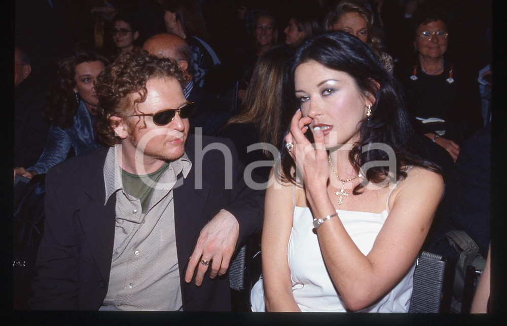 Fotografia d'epoca originale 35mm vintage slide* 1998 MILANO KRIZIA Catherine ZETA JONES e Mick HUCKNALL (1) 1