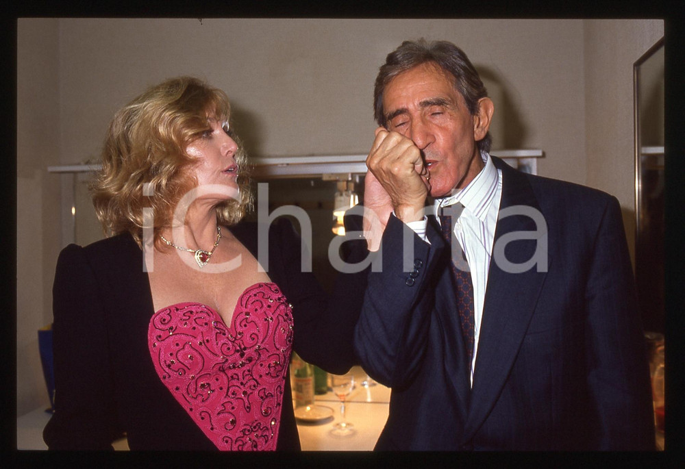 Fotografia d'epoca originale 35mm vintage slide* 1985ca MILANO Kim NOVAK con Walter CHIARI (4) 1