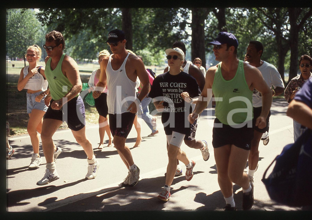 Fotografia d'epoca originale 35mm vintage slide* 1990ca LONDRA (?) Madonna Veronica CICCONE fa jogging (3) 1