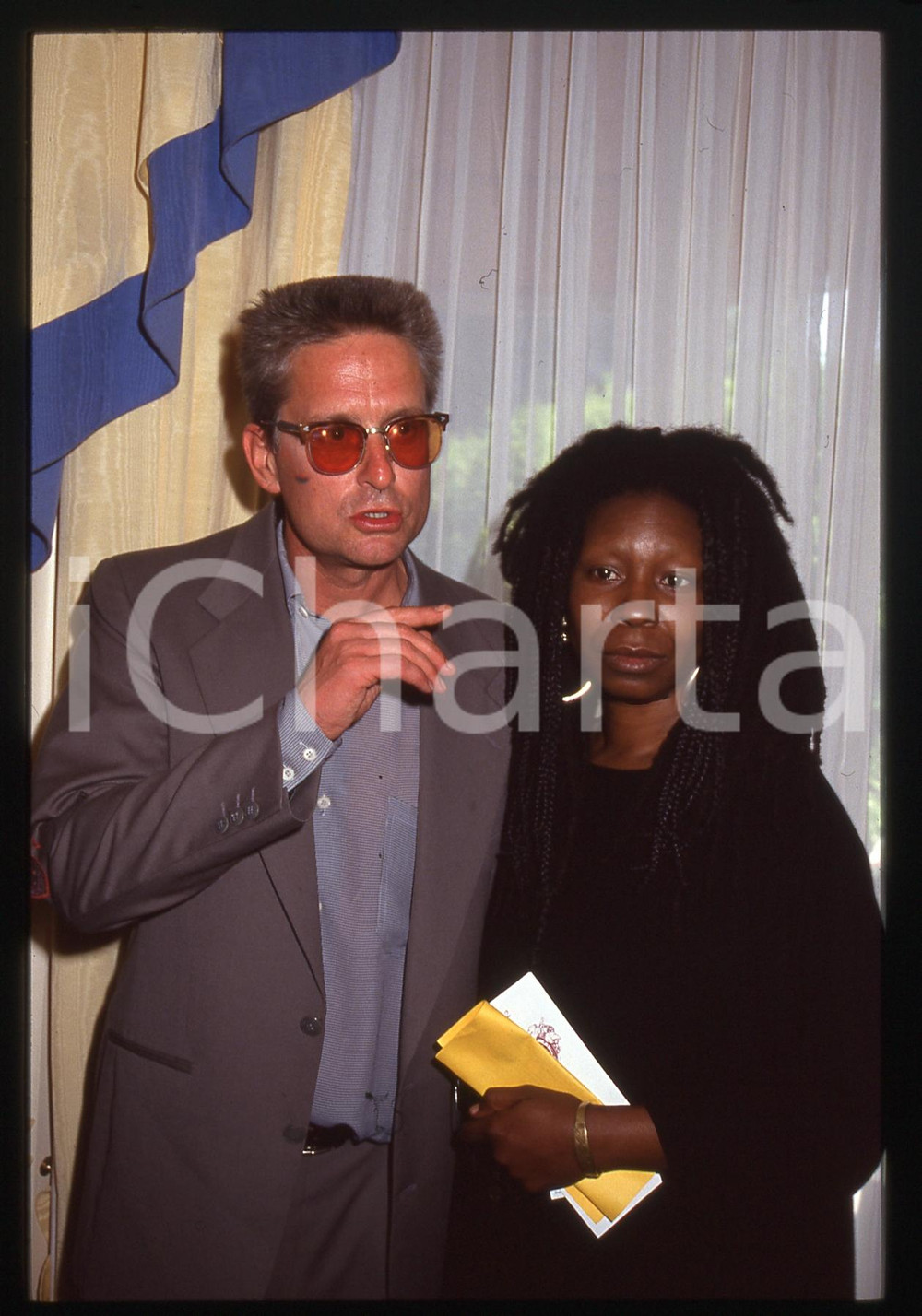 35mm vintage slide* 1990 MONTE CARLO Michael DOUGLAS con Whoopi GOLDBERG (2)