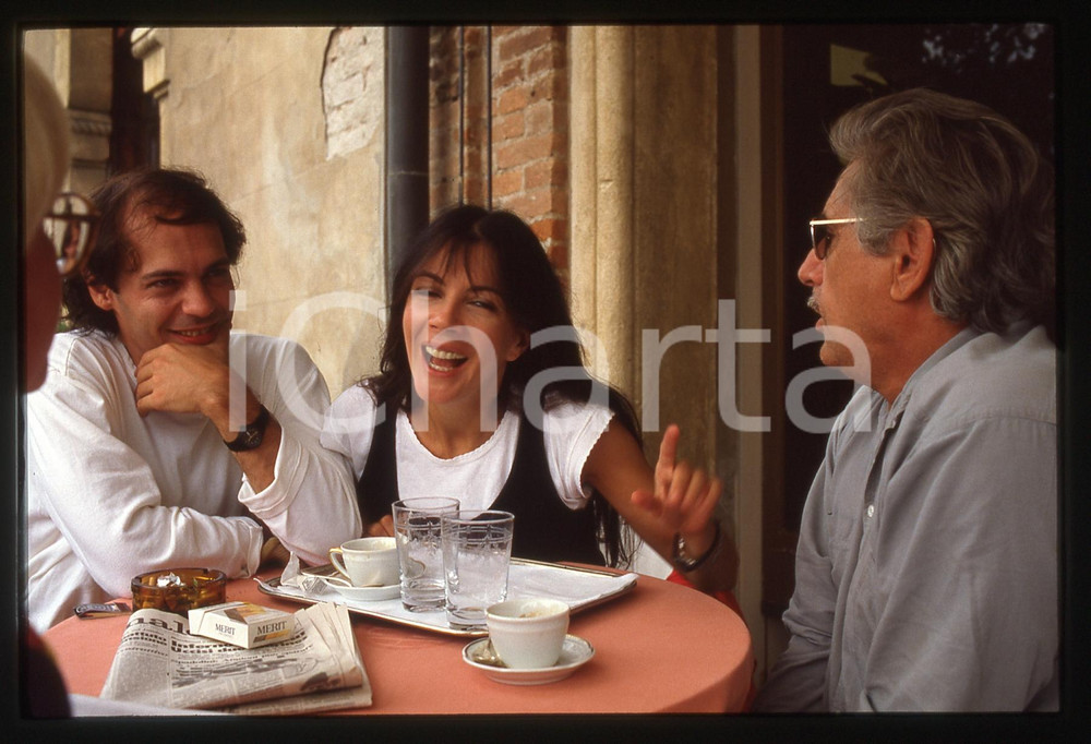 35mm vintage slide* 1985ca ITALIA - Carole LAURE  seduta al tavolino di un bar