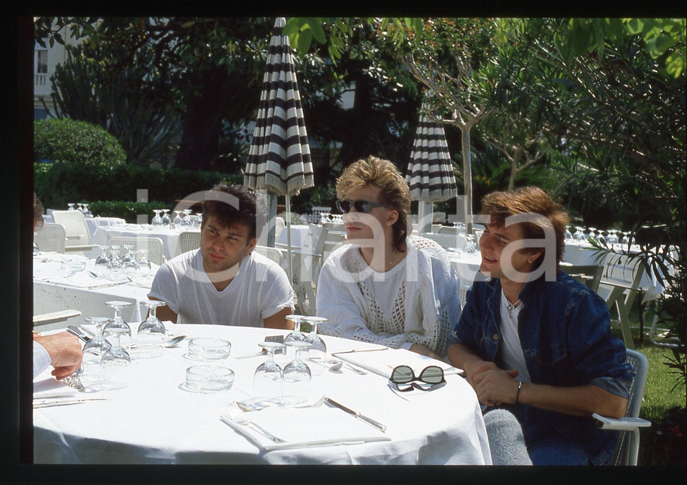 35mm vintage slide* 1990ca  MONACO (?) DURAN DURAN intervista in dehors estivo