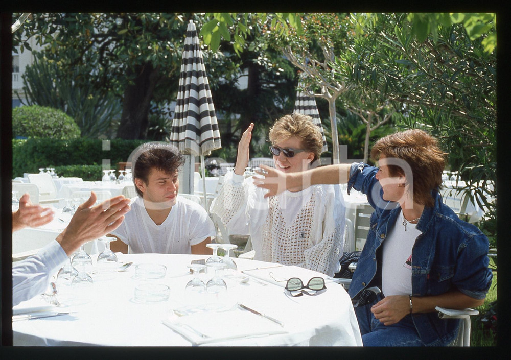 35mm vintage slide* 1990ca  MONACO (?) DURAN DURAN intervista in dehors estivo 4