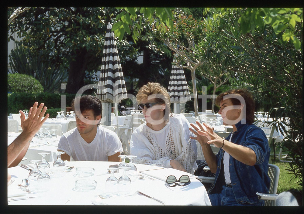 35mm vintage slide* 1990ca  MONACO (?) DURAN DURAN intervista in dehors estivo 9