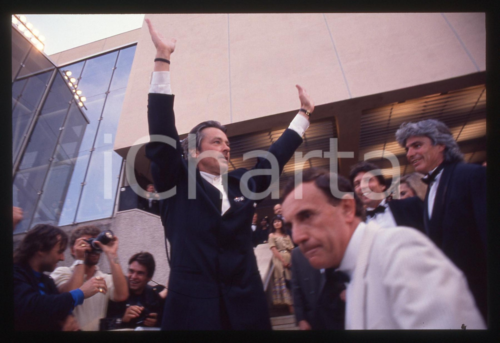 35mm vintage slide* 1990 CANNES FESTIVAL DEL CINEMA Alain DELON saluta i fans 