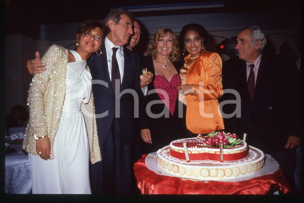 35mm vintage slide* 1991 MILANO Walter CHIARI festeggia Kim NOVAK (2)