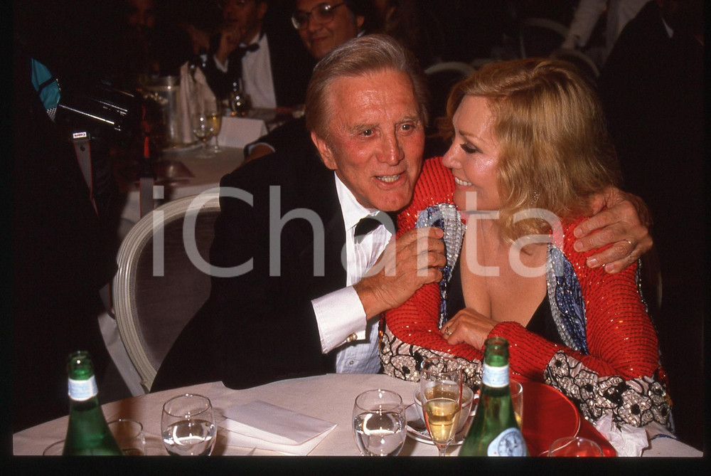 35mm vintage slide* 1989 CAMPIONE D'ITALIA Kim NOVAK con Kirk DOUGLAS (1)