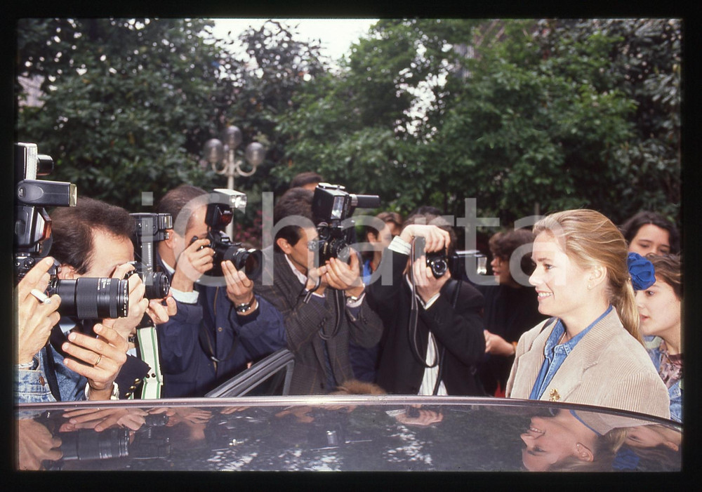 35mm vintage slide* 1990 ITALIA Joanna JOHNSON circondata da fotografi e fan (1)