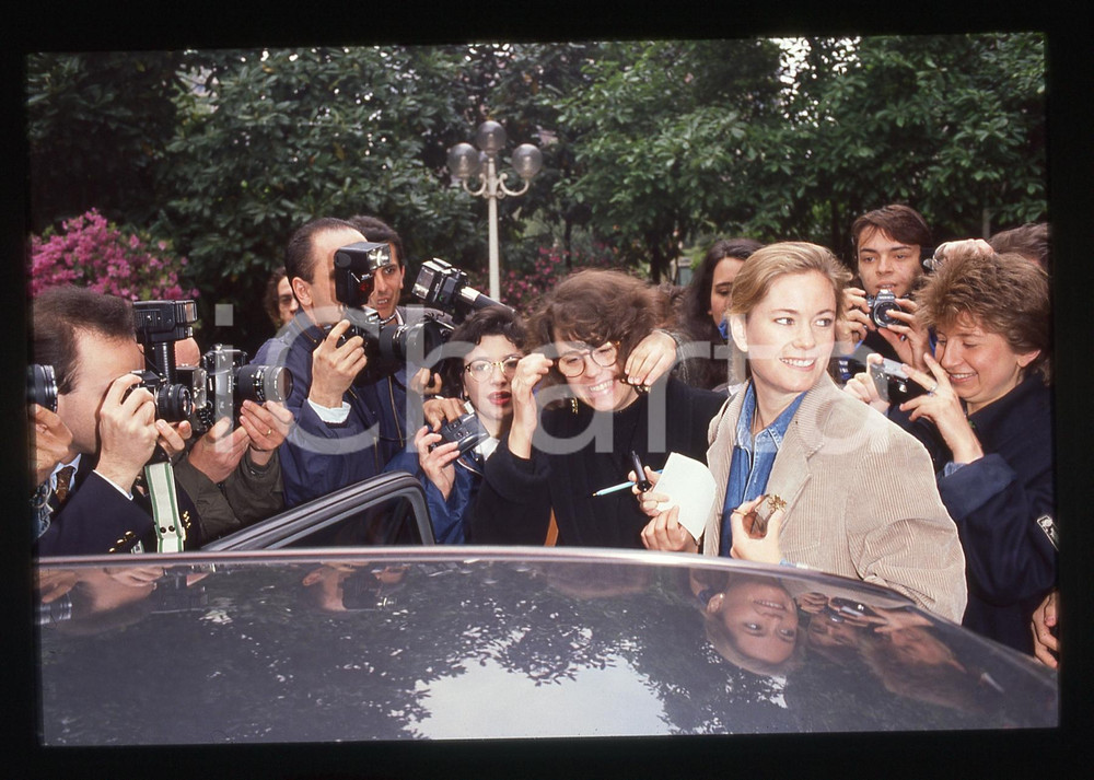 35mm vintage slide* 1990 ITALIA Joanna JOHNSON circondata da fotografi e fan (2)