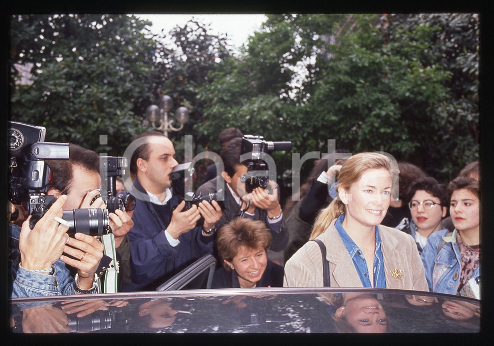 35mm vintage slide* 1990 ITALIA Joanna JOHNSON circondata da fotografi e fan (3)