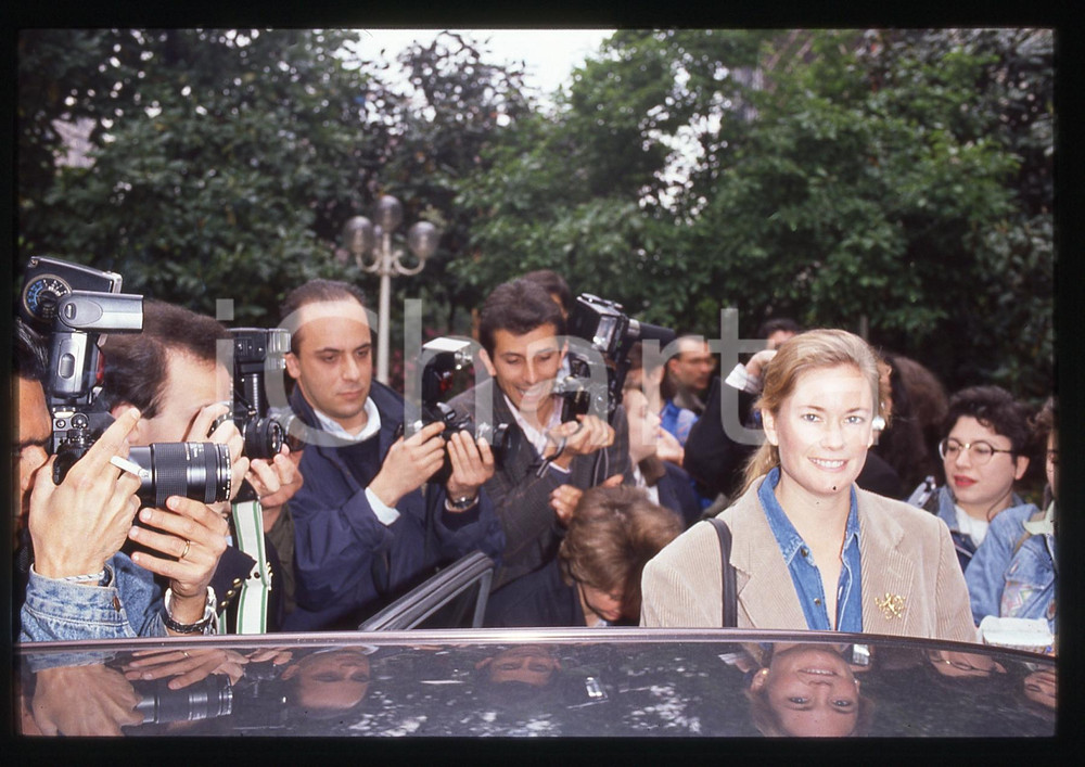 35mm vintage slide* 1990 ITALIA Joanna JOHNSON circondata da fotografi e fan (4)