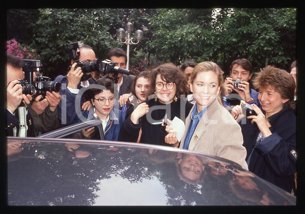 35mm vintage slide* 1990 ITALIA Joanna JOHNSON circondata da fotografi e fan (5)