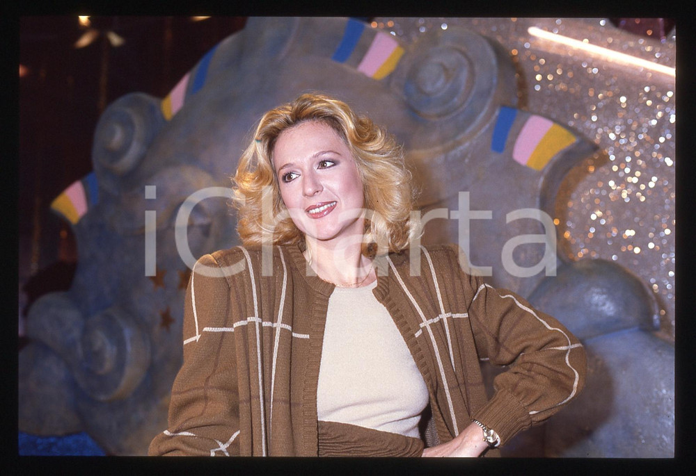 Fotografia d epoca originale 35mm vintage slide 1985ca SPETTACOLO Loretta GOGGI Ritratto dell artista 45 1