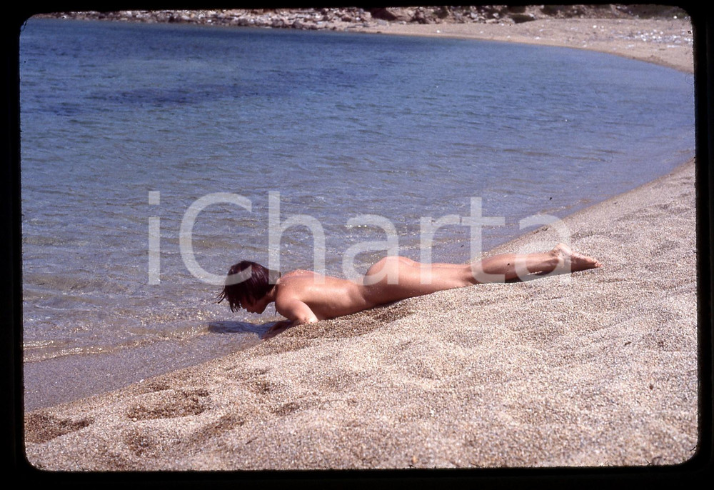 Fotografia d epoca originale 35mm vintage slide 1985ca COSTUME Rosa FUMETTO sulla spiaggia 1 1